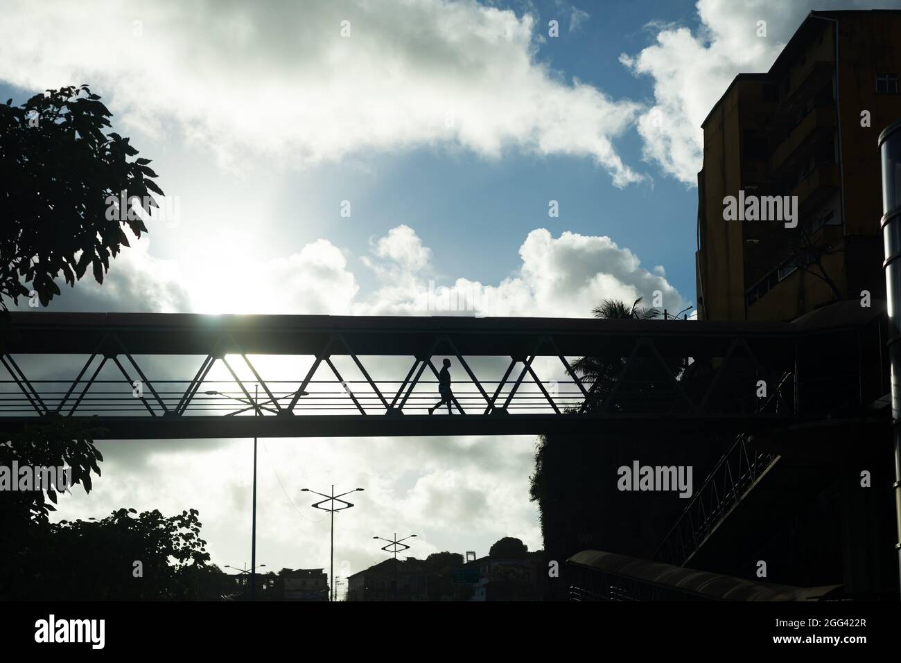 Salvador, Bahia, Brasile - 06 giugno 2021: Silhouette di una persona che cammina sulla passerella nel tardo pomeriggio. Foto Stock