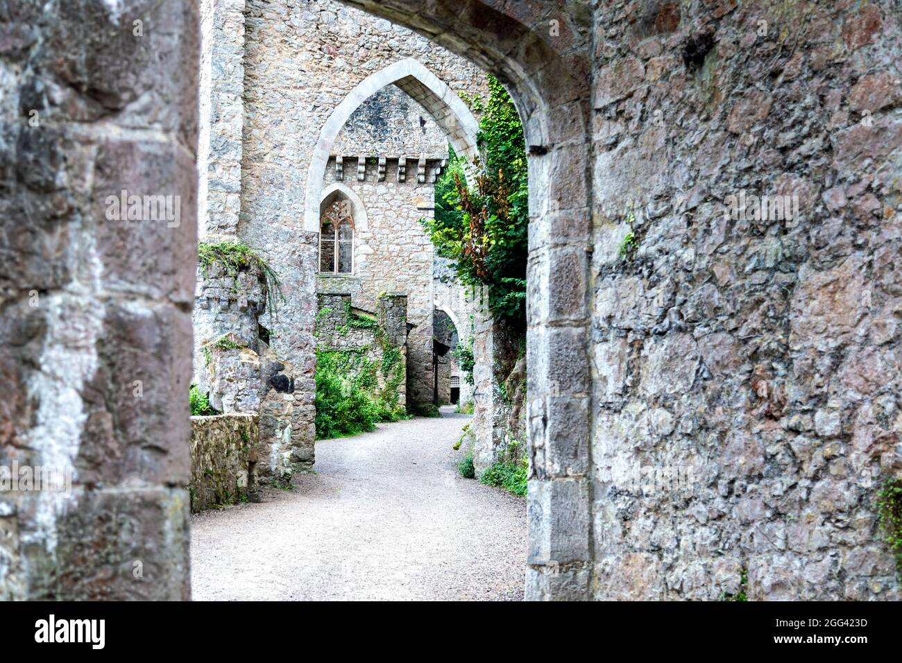 Rovine di stile medievale Gwrych Castello costruito nel 19 ° secolo, Abergele, Galles, Regno Unito Foto Stock