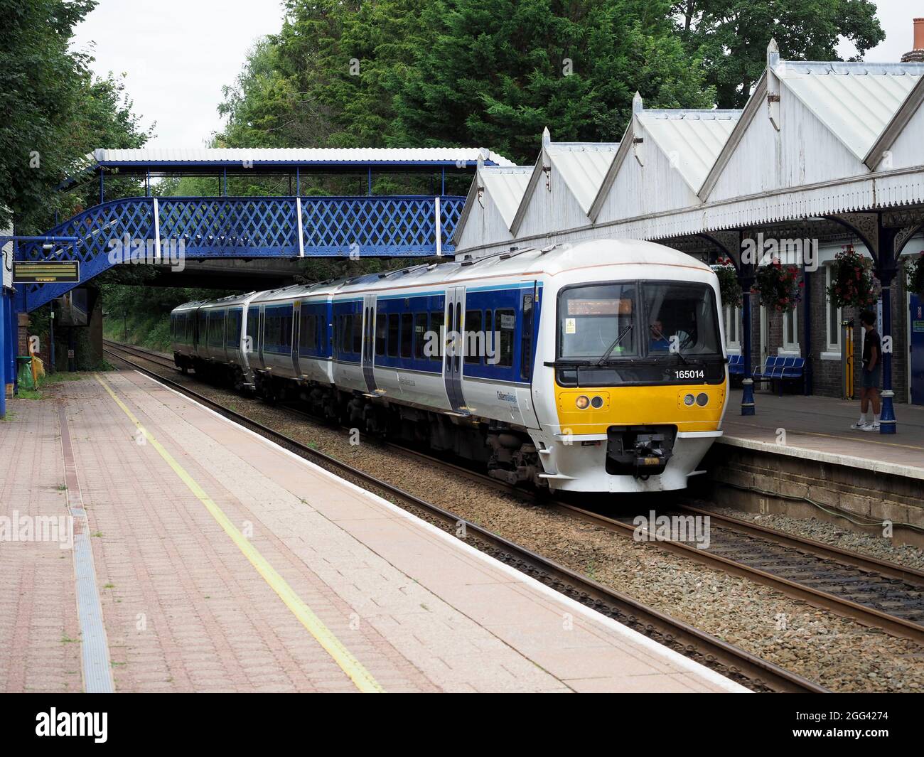 Chiltern Trains Class 165 Networker Turbo 165014 chiama alla Great Missenden Station, Buckinghamshire, UK, 2021 Foto Stock