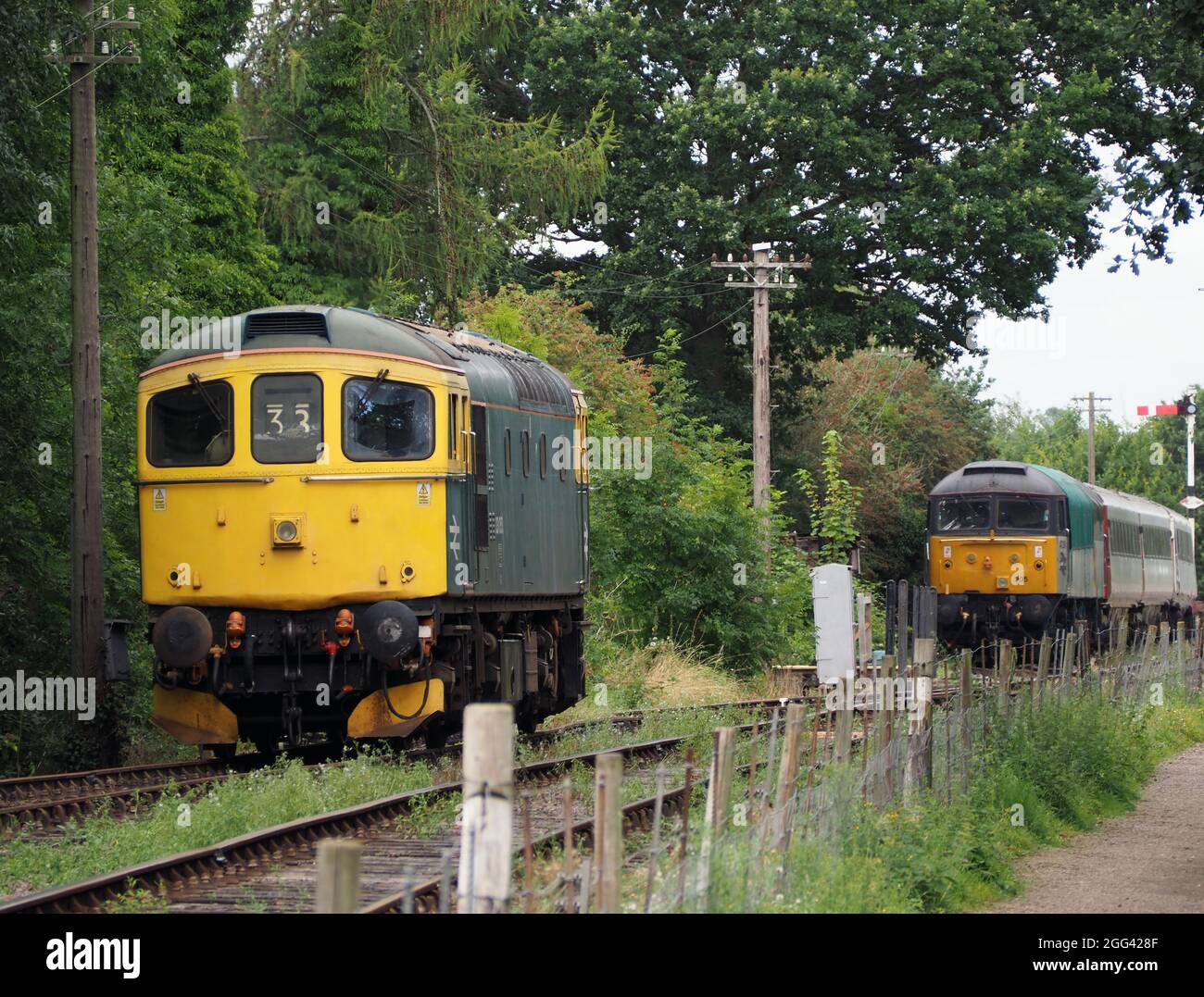 La locomotiva 33 di classe 33053 attende sul lato alla ferrovia di Northampton e Lamport. Classe 47 locomotiva 47205 è sullo sfondo Foto Stock