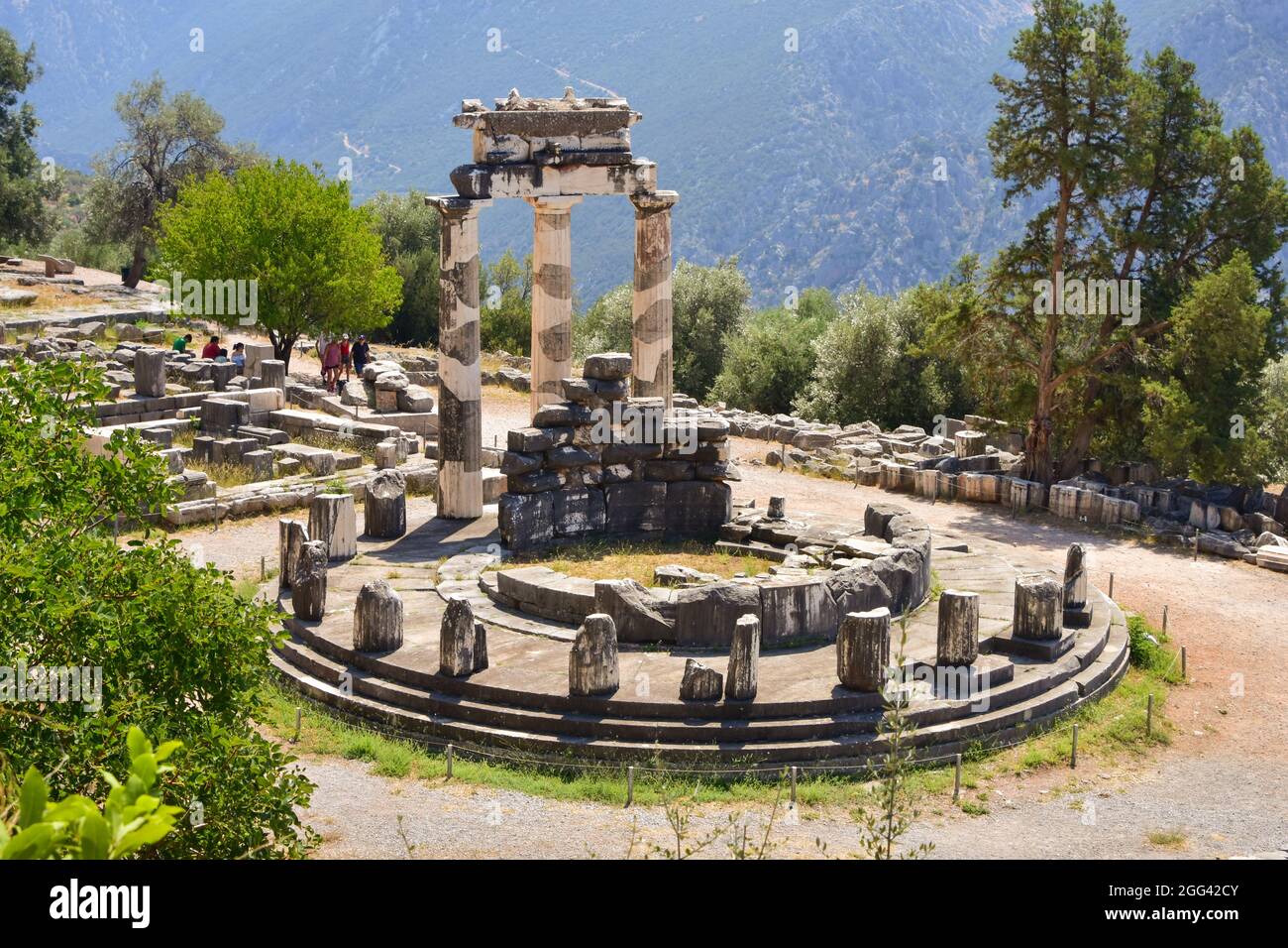 Il Tholos o il tempio circolare presso l'antica Delfi, Grecia Foto Stock