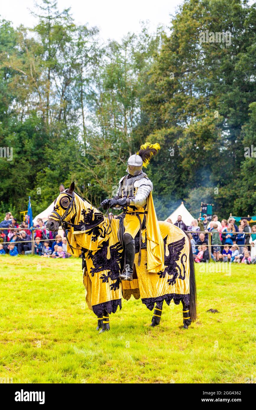 8 agosto 2021 - Cavaliere in armatura a cavallo durante il torneo di giostra al festival medievale Loxwood Joust, West Sussex, Inghilterra, Regno Unito Foto Stock