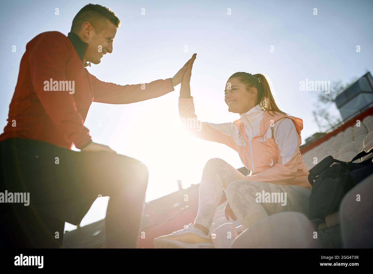 I giovani corridori danno cinque dopo workout.Sport, idoneità, lifestyle sano e concetto della gente. Foto Stock