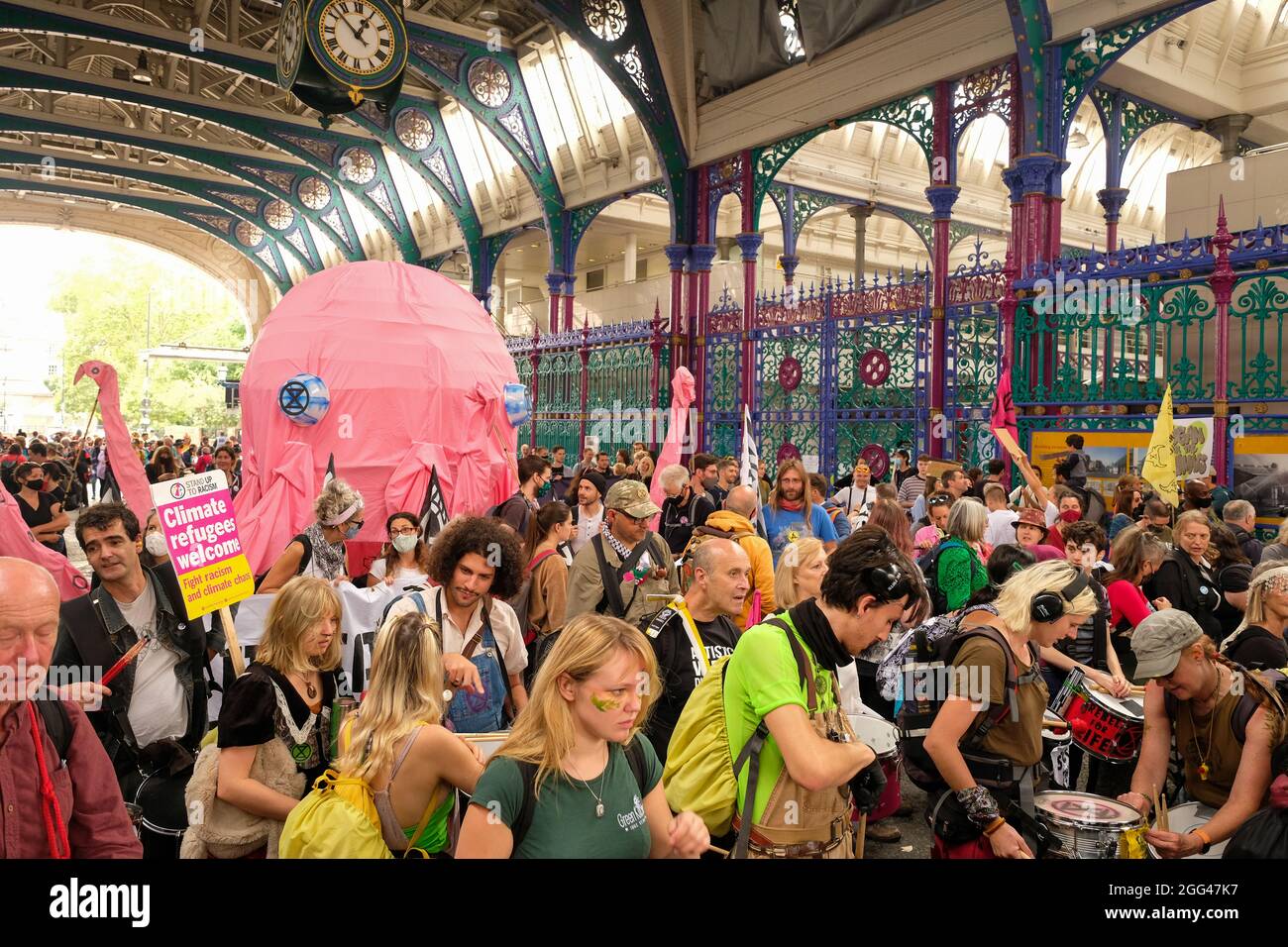 Londra, 27 agosto 2021: Extinction Rebellion, marcia di protesta della ribellione degli animali a partire dal mercato Smithfields nella città di Londra Foto Stock