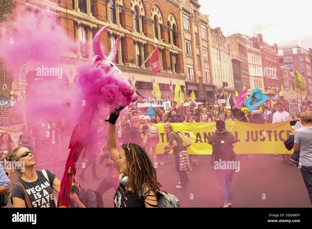 Londra, 27 agosto 2021: Extinction Rebellion, marcia di protesta della ribellione degli animali a partire dal mercato Smithfields nella città di Londra Foto Stock