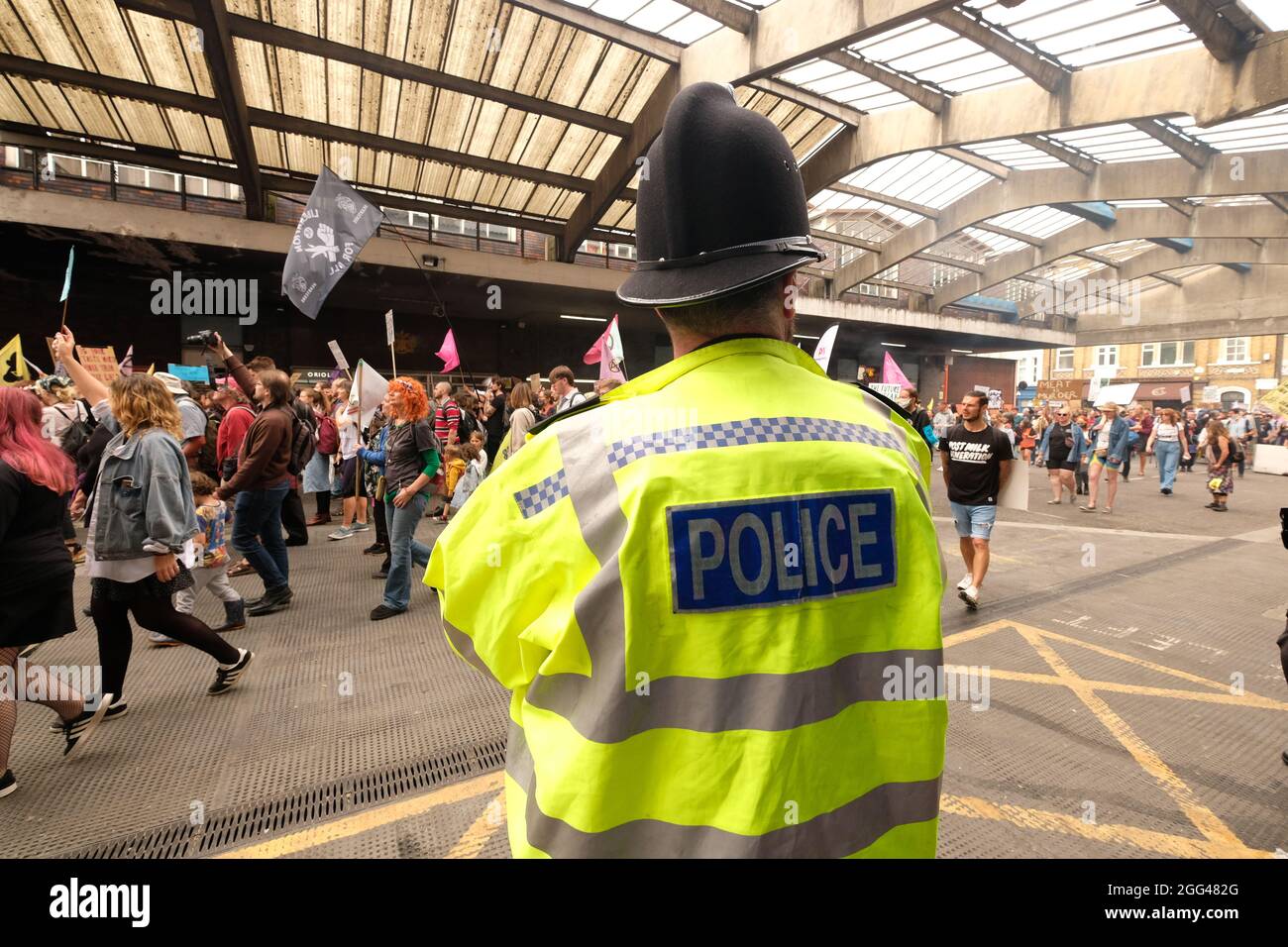 Londra, 27 agosto 2021: Extinction Rebellion, marcia di protesta della ribellione degli animali a partire dal mercato Smithfields nella città di Londra Foto Stock