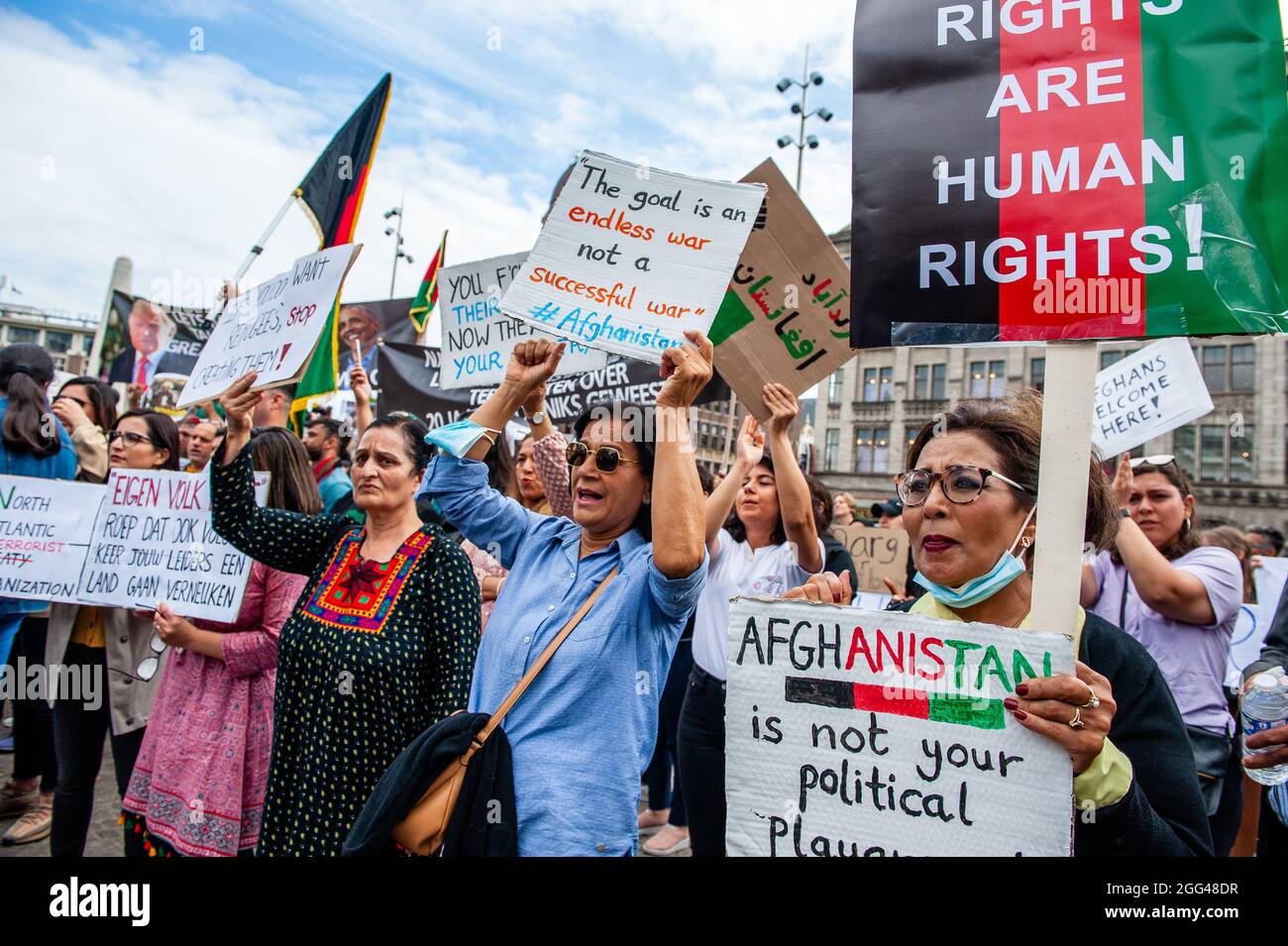 Amsterdam, Paesi Bassi. 28 agosto 2021. Durante la manifestazione, i manifestanti hanno appurato dei cartelli.migliaia di persone si sono riunite nel centro di Amsterdam per dimostrare il loro sostegno al popolo afghano intrappolato a Kabul sotto il regime dei talebani e per esortare il governo olandese a dichiarare l'Afghanistan un paese di origine non sicuro, in modo che i rifugiati afghani e le persone afghane non siano documentate può avere il diritto legale di asilo e sicurezza. Credit: SOPA Images Limited/Alamy Live News Foto Stock