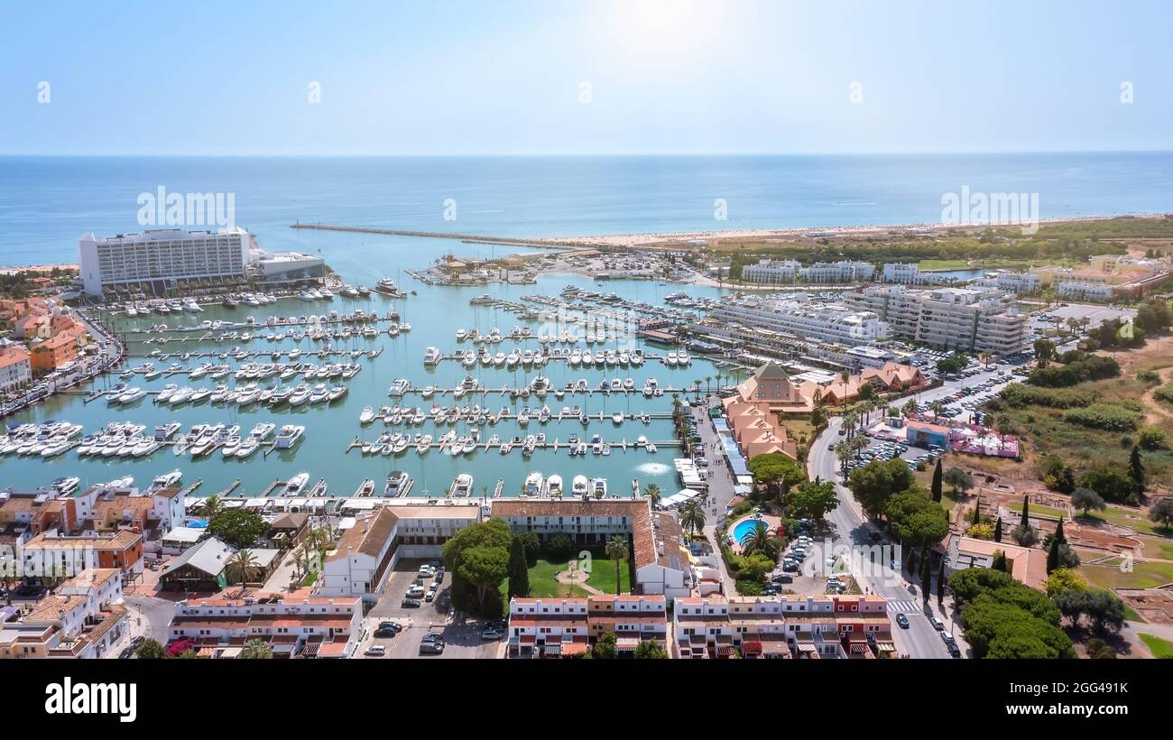 Una vista dal cielo della città turistica portoghese di Vilamoura, con barche a vela e barche ormeggiate nel porto sul molo. Foto Stock