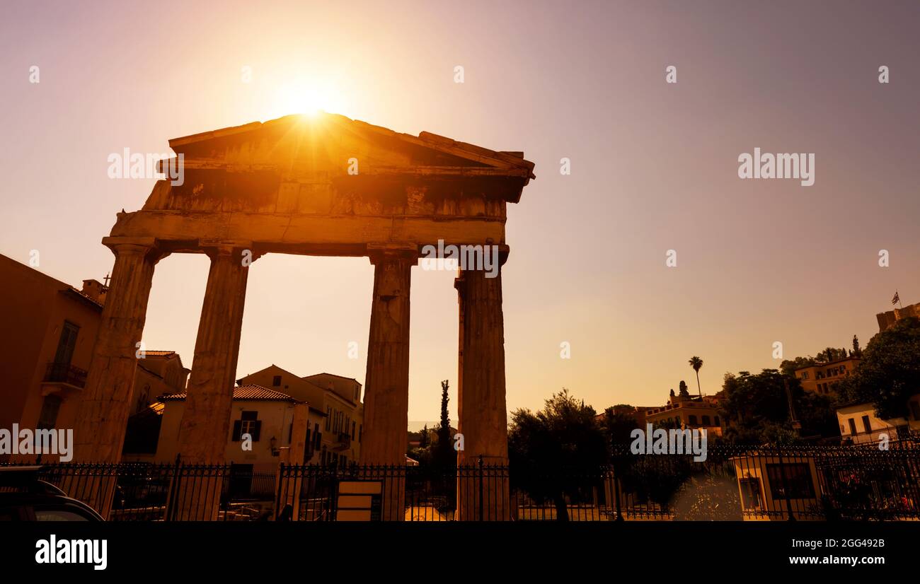 Agora romana alla luce del sole, Atene, Grecia. Questo luogo è famosa attrazione turistica della vecchia Atene. Vista soleggiata delle antiche rovine su sfondo cielo. Classico Foto Stock