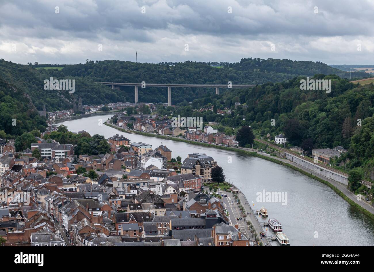 Dinant, Vallonia, Belgio - 8 agosto 2021: Forte Cittadella. Vista aerea a monte del fiume Mosa con l'alto ponte Charlemagne sotto il cielo nuvoloso. CIT Foto Stock