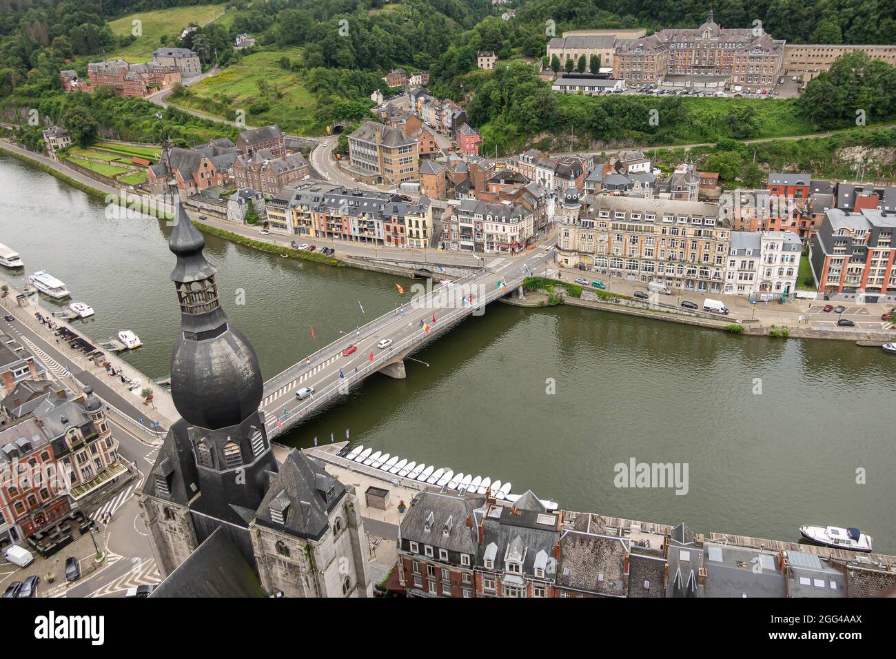 Dinant, Vallonia, Belgio - 8 agosto 2021: Forte Cittadella. Vista aerea su Pont Charles de Gaulle sopra la Mosa con la chiesa di fronte e il Collegio Notre Dame Foto Stock