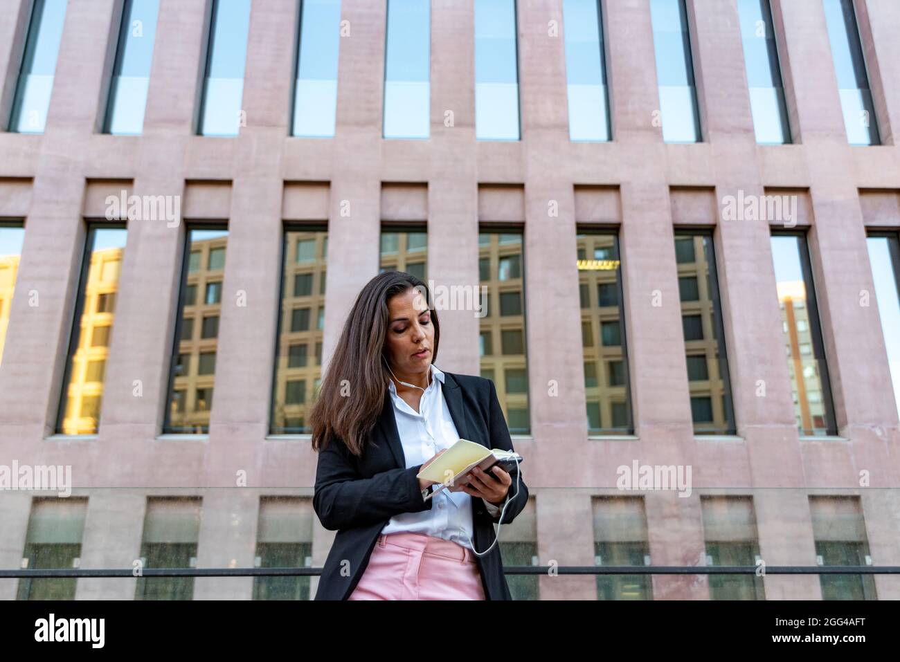 Donna caucasica con notebook in città Foto Stock