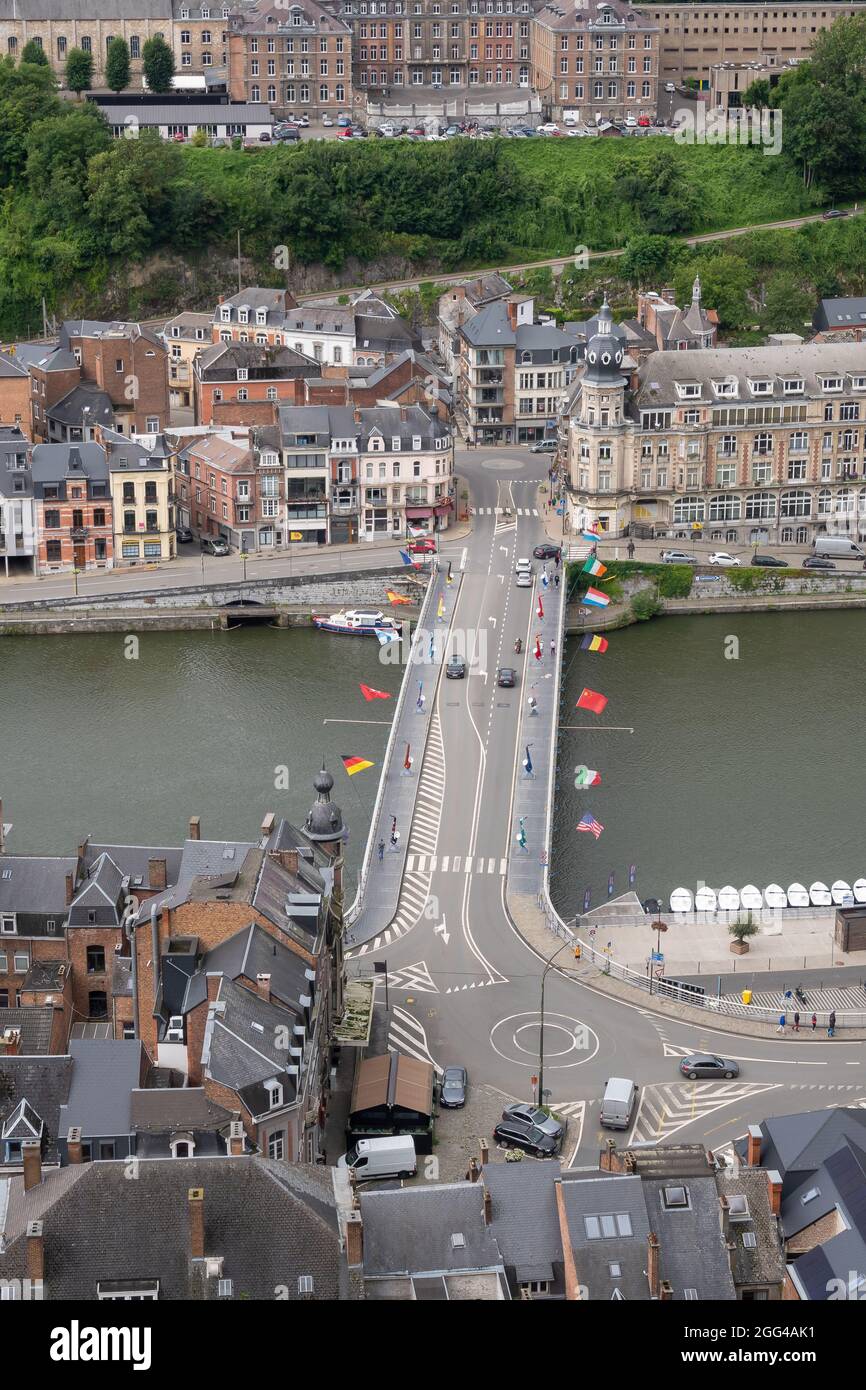 Dinant, Vallonia, Belgio - 8 agosto 2021: Forte Cittadella. Vista aerea dritta su Pont Charles de Gaulle sulla Mosa con paesaggio urbano su entrambi i lati di ri Foto Stock