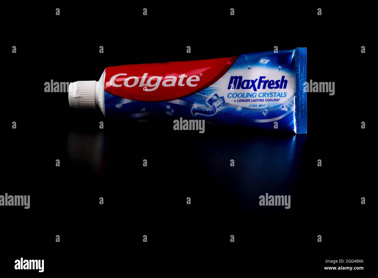 Colgate MaxFresh dentifricio tubo su sfondo nero a Bucarest, Romania, 2021  Foto stock - Alamy
