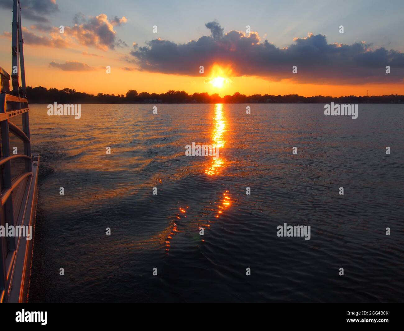 Agosto Lago Tramonto da un Pontoon Foto Stock