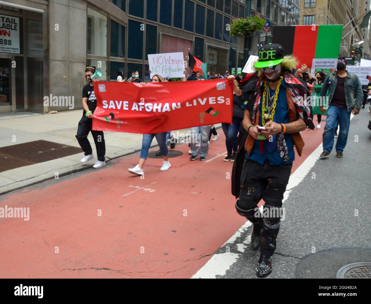 Centinaia si radunarono a Bryant Park e marciarono verso le Nazioni Unite durante la manifestazione Stop Killing Afghans a New York City. Foto Stock