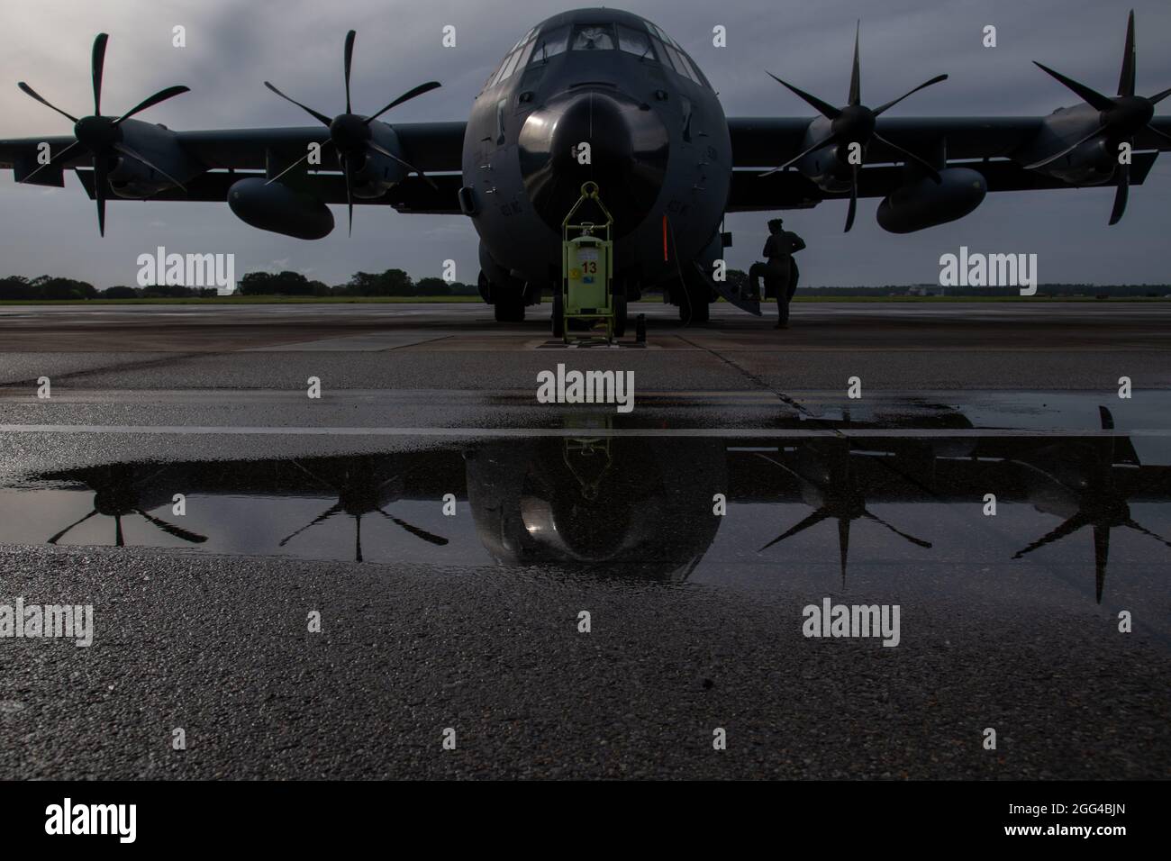Amaryllis Cotto, ufficiale meteorologico di ricognizione aerea per il 53esimo Squadrone di ricognizione del tempo a Keesler Air Force, Miss., carica una borsa su un aereo WC-130J Super Hercules prima di un volo in uragano Ida 27 agosto 2021. Questa missione segnò il terzo dello squadrone nell'uragano Ida Air Force by staff Sgt. Kristen Pittman) Foto Stock