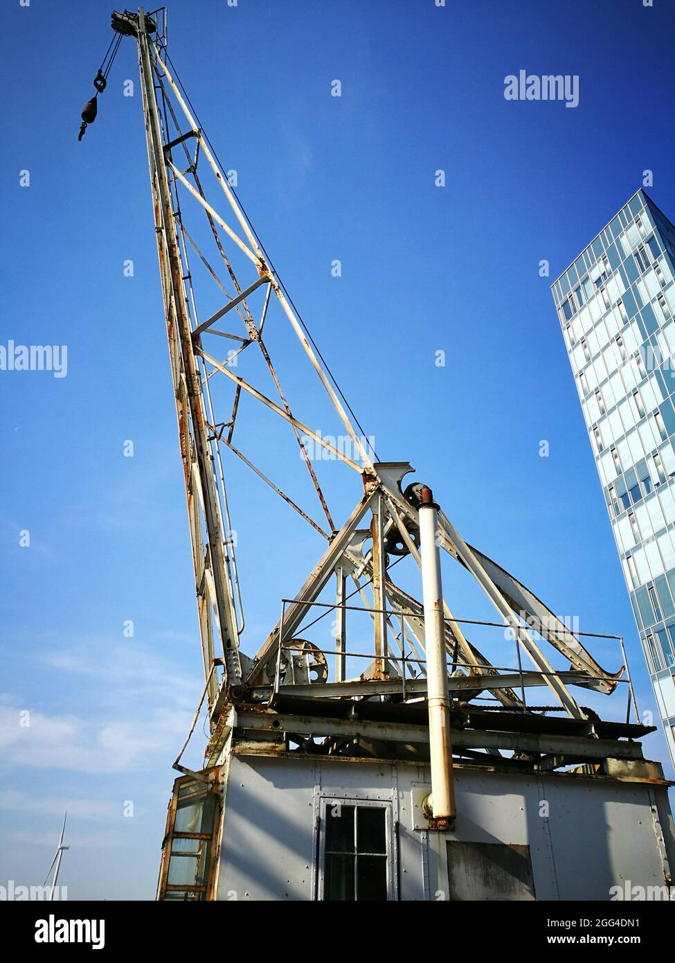 Gru industriale contro un cielo blu nella costruzione Foto Stock