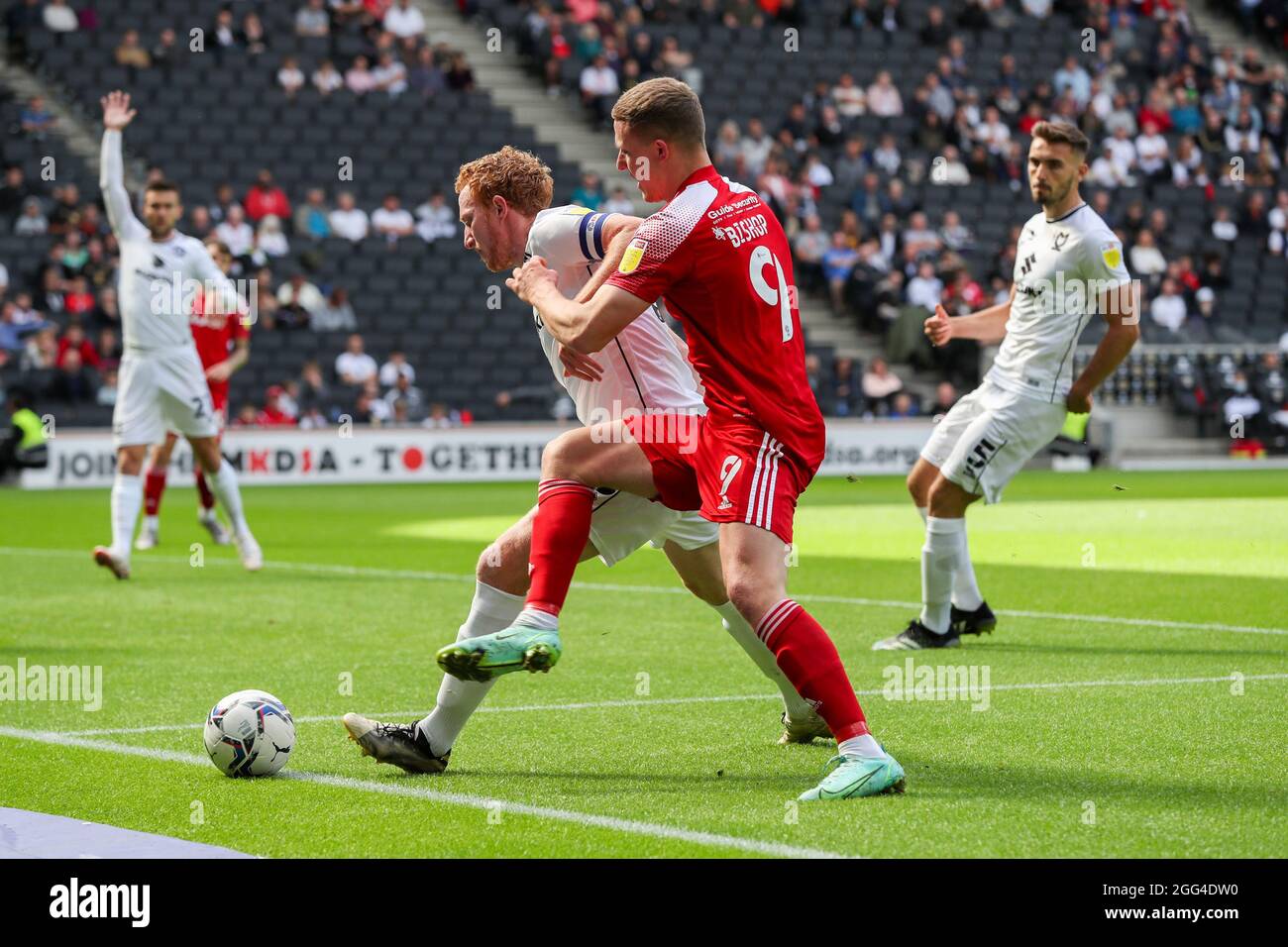 MILTON KEYNES, REGNO UNITO. IL 28 AGOSTO il capitano Dean Lewington di Milton Keynes Dons ricopre la palla dal vescovo Colby di Accrington Stanley durante la prima metà della partita della Sky Bet League One tra MK Dons e Accrington Stanley allo Stadio MK di Milton Keynes sabato 28 agosto 2021. (Credit: John Cripps | MI News) Credit: MI News & Sport /Alamy Live News Foto Stock