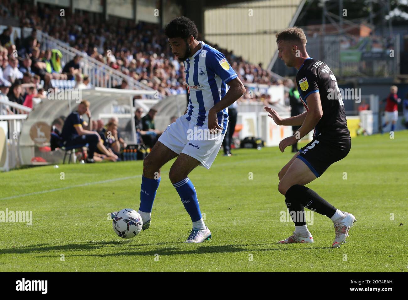 HARTLEPOOL, REGNO UNITO. 28 AGOSTO Tyler Burey di Hartlepool si unì in azione con Rod McDonald di Carlisle United durante la partita Sky Bet League 2 tra Hartlepool United e Carlisle United a Victoria Park, Hartlepool sabato 28 agosto 2021. (Credit: Mark Fletcher | MI News) Credit: MI News & Sport /Alamy Live News Foto Stock