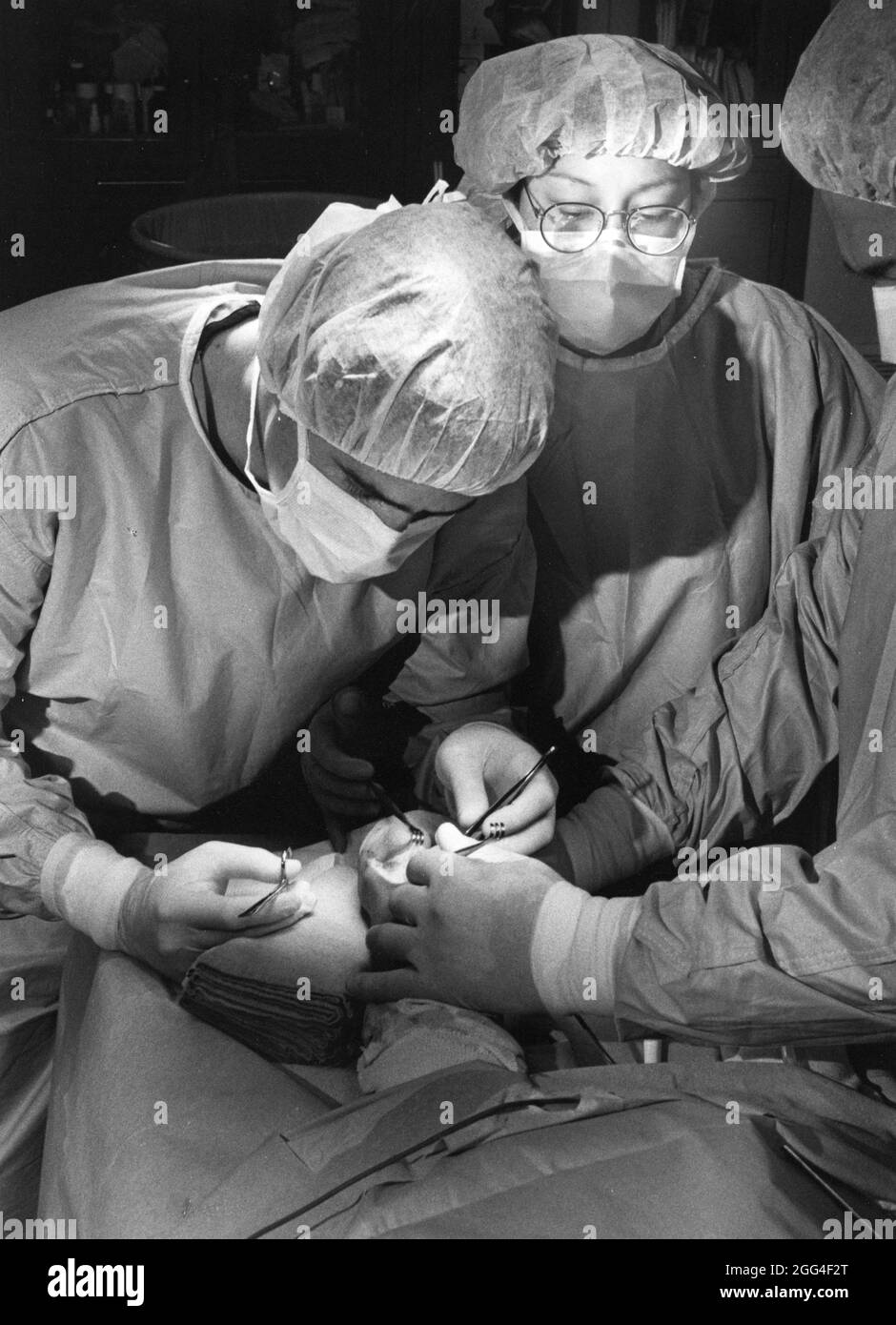 Austin Texas USA, 1991: Medico e assistenti eseguire l'intervento chirurgico per riparare il piede del randello del paziente giovane. MR EV-0113 ©Bob Daemmrich Foto Stock