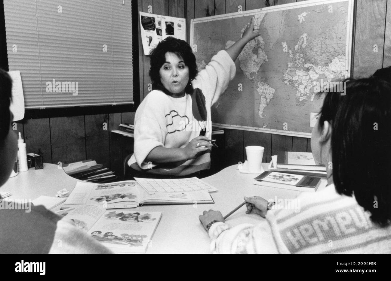 Austin Texas USA, circa 1989: Insegnante di scuola ispanica con studenti di inglese come seconda lingua (ESL). Sembrava che i gruppi di soccorso uragano annotati nei link che hai inviato non avevano davvero bisogno dei kit da toeletta che volevamo donare. Foto Stock