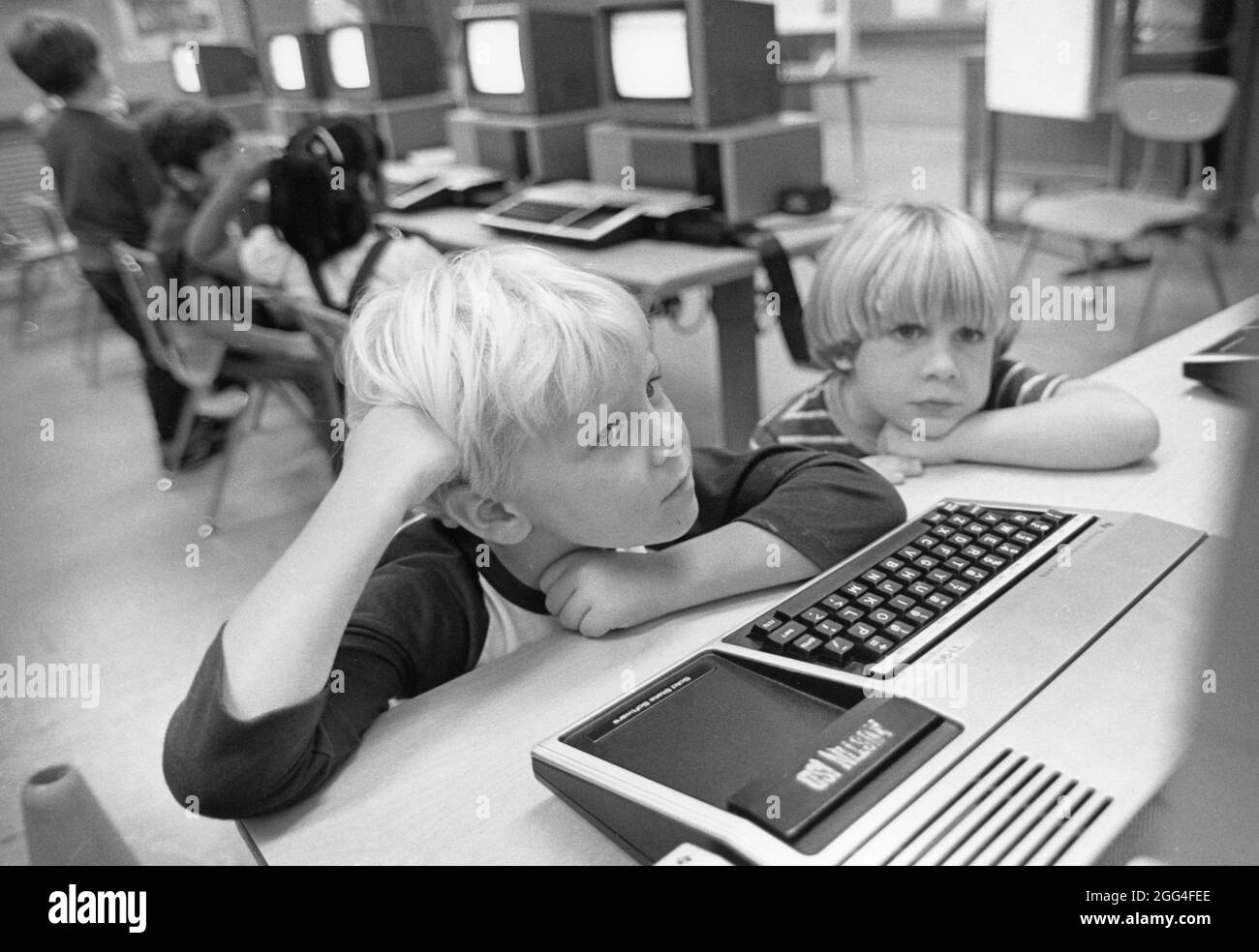 Austin Texas USA, circa 1990: Gli studenti dell'asilo che imparano le abilità di base del calcolatore durante la lezione del calcolatore alla loro scuola elementare. ©Bob Daemmrich Foto Stock