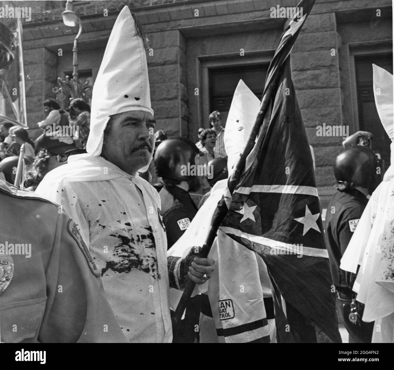 Austin Texas USA, 26 febbraio 1983: I membri del gruppo di odio meridionale Ku Klux Klan (KKK), rivestiti di abiti bianchi e cappe, si radunano al Campidoglio del Texas. ©Bob Daemmrich Foto Stock