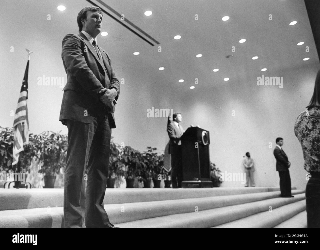 Austin Texas USA, 1988: Agente segreto maschile che protegge il candidato presidenziale Gary Hart durante una campagna. ©Bob Daemmrich Foto Stock