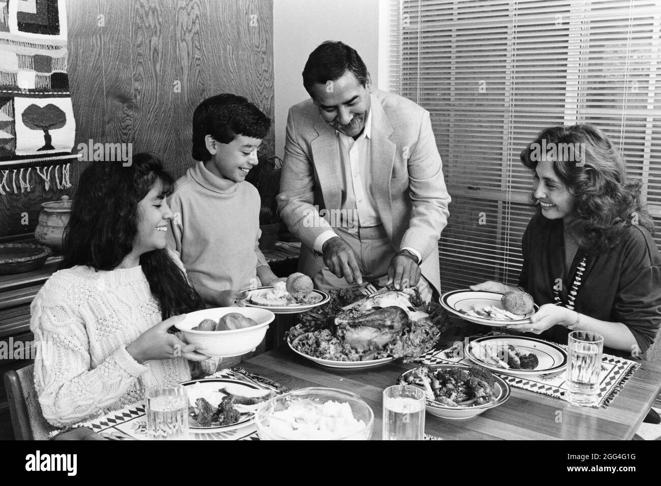 Austin Texas USA,1990: Famiglia ispanica con cena del Ringraziamento a casa. Es-0506 ©Bob Daemmrich Foto Stock