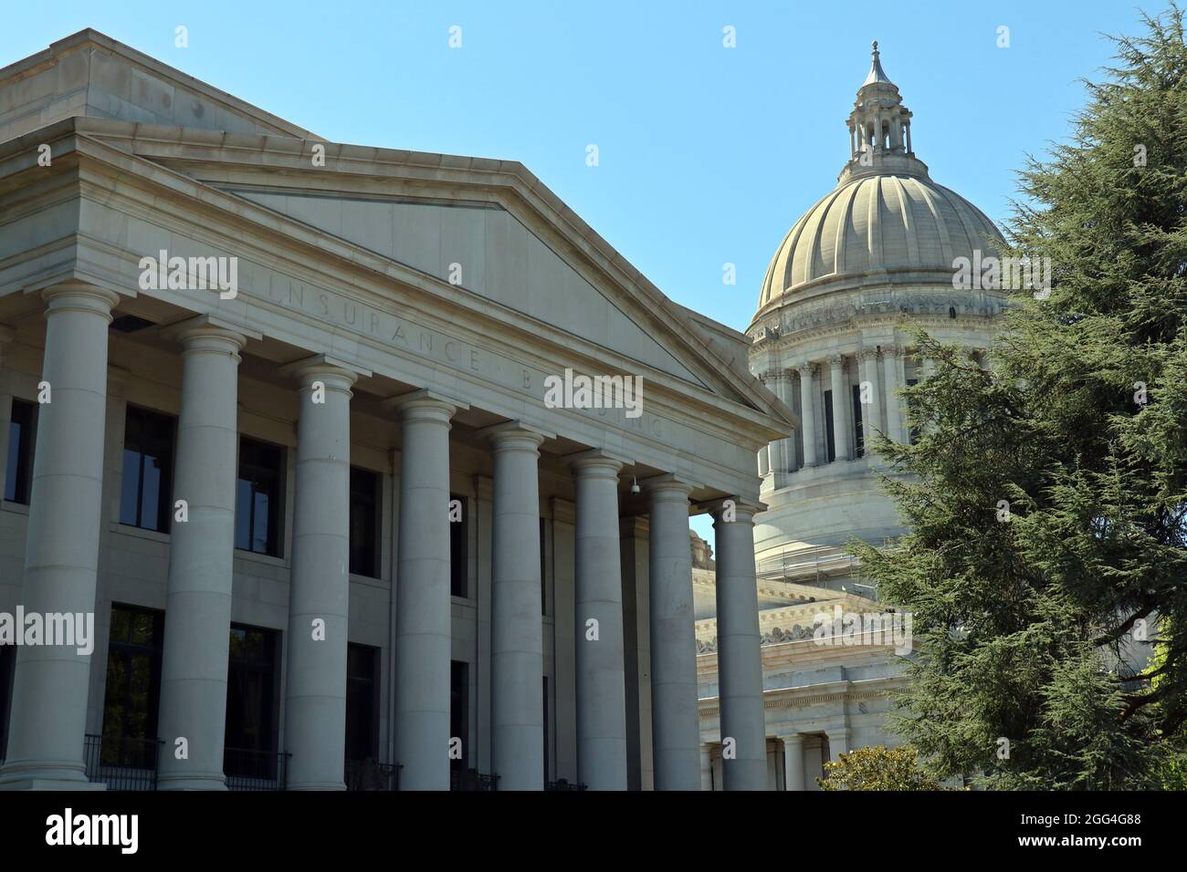 Il Washington state Capitol e il Washington state Insurance Building sono raffigurati ad Olympia, Stati Uniti nel 2021. Foto Stock