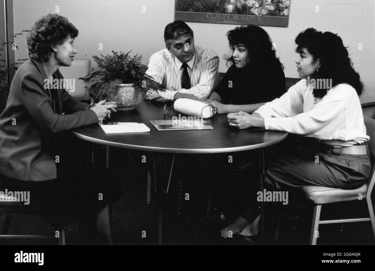 Austin Texas USA, circa 1988: Madre ispanica e padre si uniscono alla loro figlia adolescente nel suo ufficio di consiglio di scuola superiore per discutere le questioni familiari. ©Bob Foto Stock