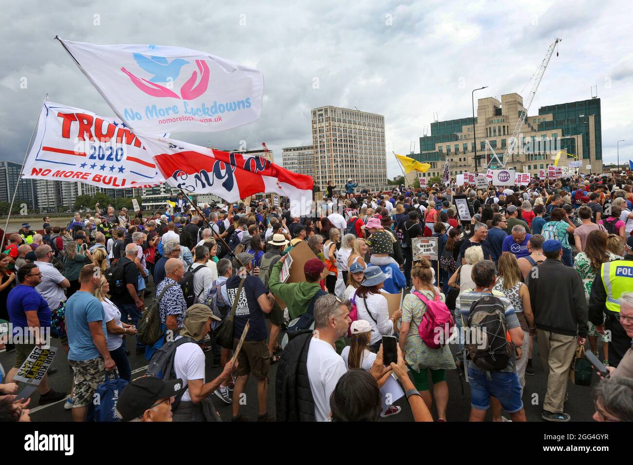 Londra, Regno Unito. 28 agosto 2021. I manifestanti che attraversano Vauxhall Bridge, durante la marcia della libertà medica contro i passaporti dei vaccini, hanno imposto vaccini per gli operatori sanitari e vaccini per i bambini. I dimostranti credono nella libertà di scelta e che i vaccini sono pericolosi. Con l'avvicinarsi del nuovo anno scolastico i manifestanti stanno distribuendo opuscoli e cercando di sensibilizzare il pubblico. (Foto di Martin Pope/SOPA Images/Sipa USA) Credit: Sipa USA/Alamy Live News Foto Stock