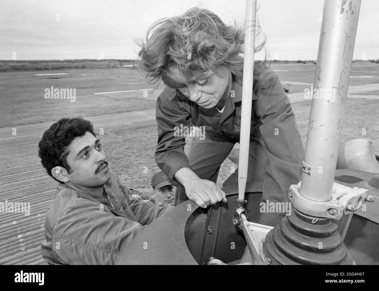 Fort Hood, Texas USA, 1984: Meccanici di elicotteri maschi e femmine al lavoro nella postazione dell'esercito degli Stati Uniti nel Texas centrale. ©Bob Daemmrich Foto Stock