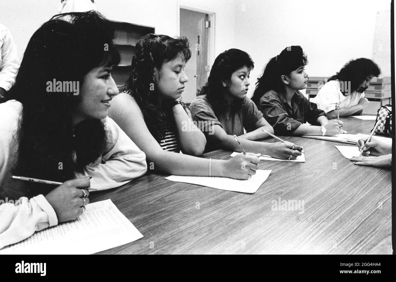 Austin Texas USA, 1988: Le adolescenti ispaniche ascoltano e prendono appunti durante un seminario estivo di lavoro per adolescenti economicamente svantaggiati. ©Bob Daemmrich Foto Stock