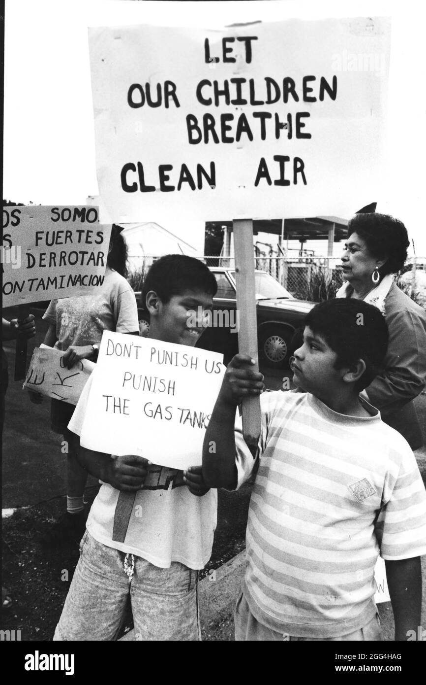 Austin Texas USA, 1992: I residenti ispanici protestano contro le perdite di serbatoi di benzina che contaminano il loro quartiere. ©Bob Daemmrich Foto Stock