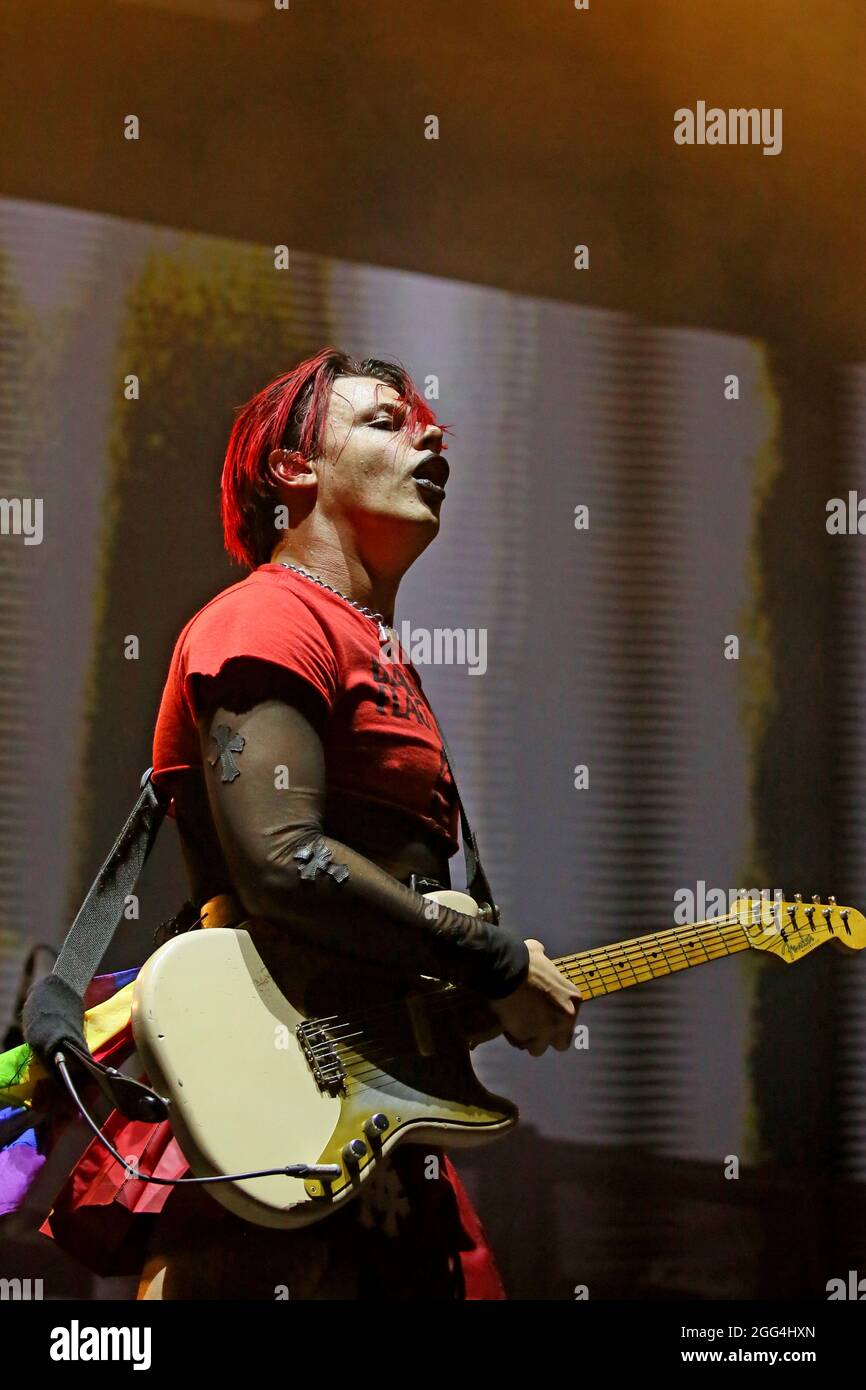 Manchester, Regno Unito. 28 agosto 2021. Il cantante punk Dominic Harrison, professionalmente conosciuto come Yungblud, si esibisce sul palco principale a PRIDE.First Street, Manchester, UK. Credit: Barbara Cook/Alamy Live News Foto Stock