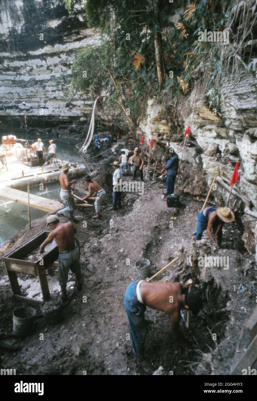 Vista della squadra archeologica al Cenote Sacro di Chichen Itza nel 1967, quando si tentò di drenare il cenote e di esumare i manufatti maya sotto la guida di Román Piña Chán. Foto Stock