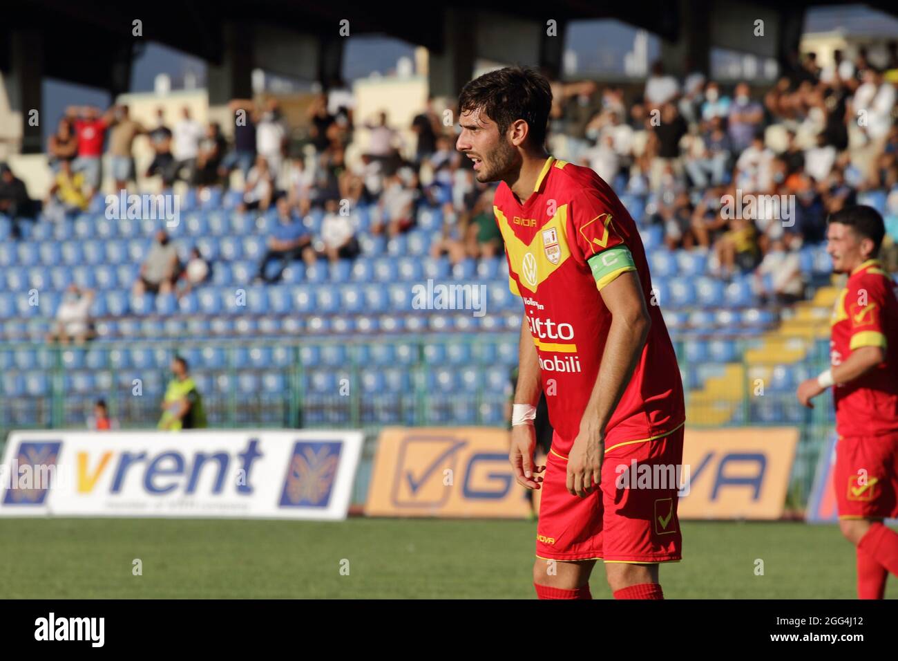 Pagani, Italia. 28 agosto 2021. Pagani, Salerno, Italia - 28 agosto 2021 : Campionato Italiano Calcio Pro, Serie C, Girone C . Paganese contro ACR Messina risultato finale 4 - 4 . Prima giornata di campionato, primo round.Carillo (a destra) 13 capitano ACR Messina (Foto di Pasquale Senatore/Pacific Press) Credit: Pacific Press Media Production Corp./Alamy Live News Foto Stock