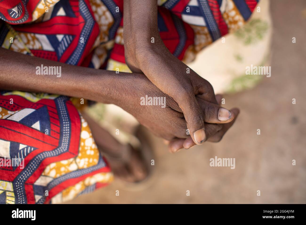 Aichata Sidibe (età sconosciuta) è la madre di tre figli, che si aspetta un quarto. Vivono in una piccola capanna singola nel villaggio di Siemana, Mali, mentre suo marito ha lasciato la zona per trovare lavoro. Trovare abbastanza cibo per nutrire la famiglia rappresenta una sfida costante, e i bambini sono spesso affamati. “quando i bambini non ricevono cibo si ammalano”, ha detto. “non è per molto tempo, ma devo poi affidarmi a Dio”. Crisi Sahel 2021; Barouéli Cercle, Mali. Feb 23, 2021. Foto di Jake Lyell. Foto Stock