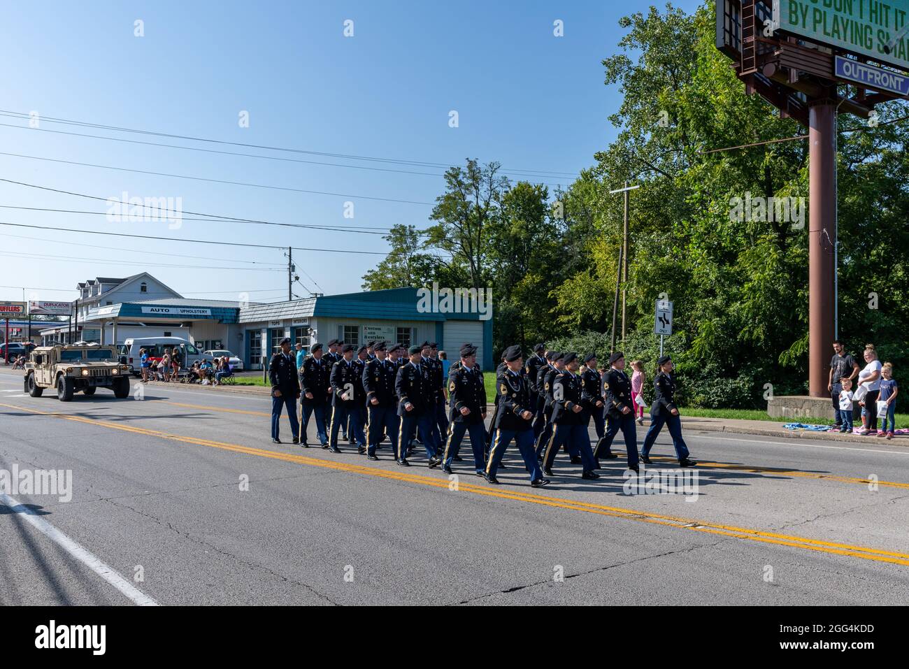 Elizabethtown, KY, USA, 28 agosto 2021, una formazione dei soldati dell'esercito degli Stati Uniti marzo giù Dixie Avenue durante la Parata Homecoming di Hearthland 2021, accreditamento: Brian Koellish/Alamy Live News Foto Stock