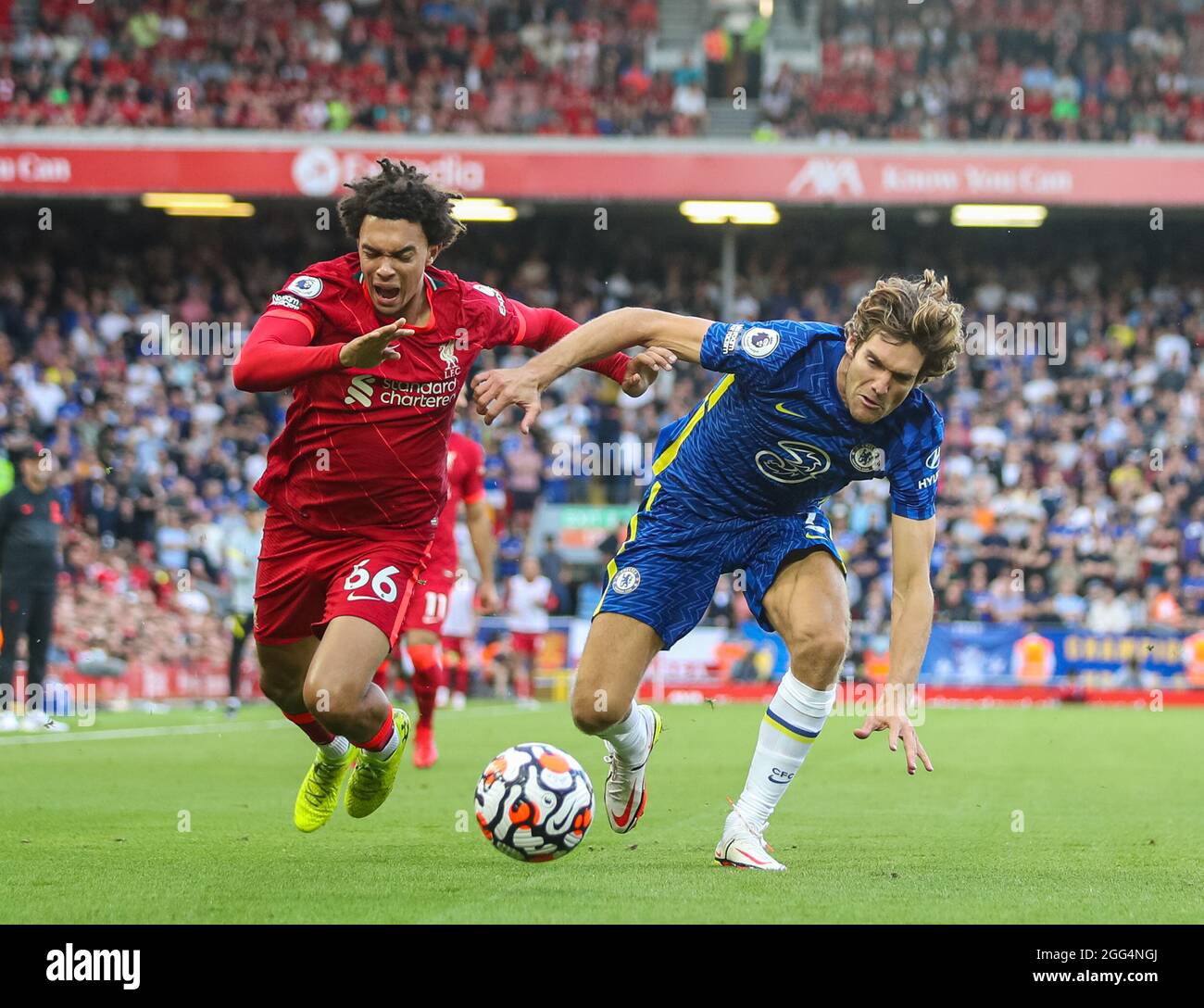 Liverpool. 29 agosto 2021. Il Trent Alexander-Arnold (L) di Liverpool vibra con il Chelsea's Marcos Alonso durante la partita della Premier League tra Liverpool e Chelsea ad Anfield a Liverpool, in Gran Bretagna, il 28 agosto 2021. Credit: Xinhua/Alamy Live News Foto Stock