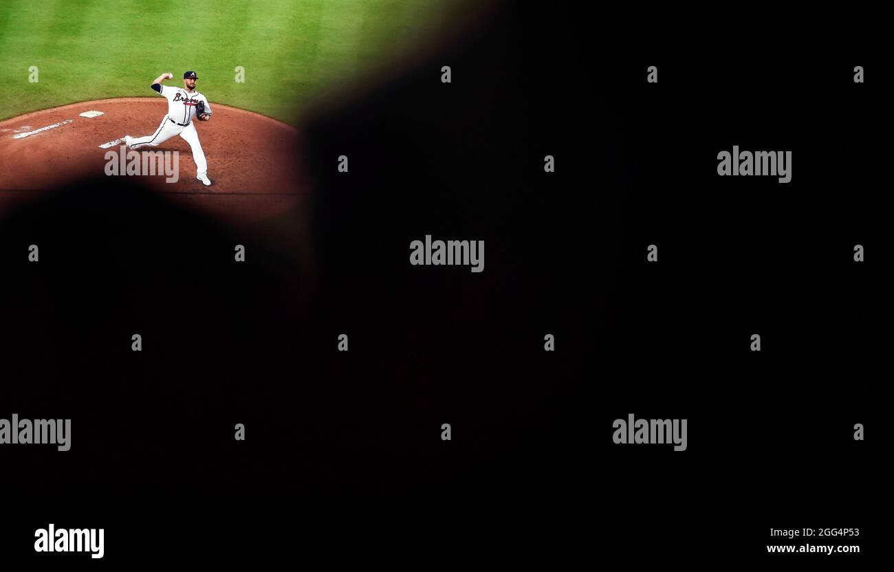 Atlanta, Georgia, Stati Uniti. 28 agosto 2021. Il lanciatore di Atlanta Braves Huascar Ynoa offre un campo durante il quarto inning di una partita MLB contro i San Francisco Giants al Truist Park di Atlanta, GA. Austin McAfee/CSM/Alamy Live News Foto Stock