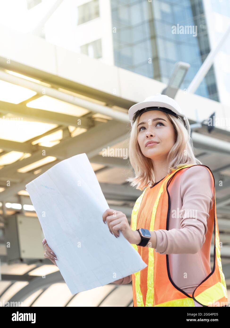 Uomo uomo ingegnere donna d'affari donna manager indossare sicurezza lavoro lavoro rapporto disegnare schizzo guardare sito progetto industria costruzione tecnologia digitale impor Foto Stock