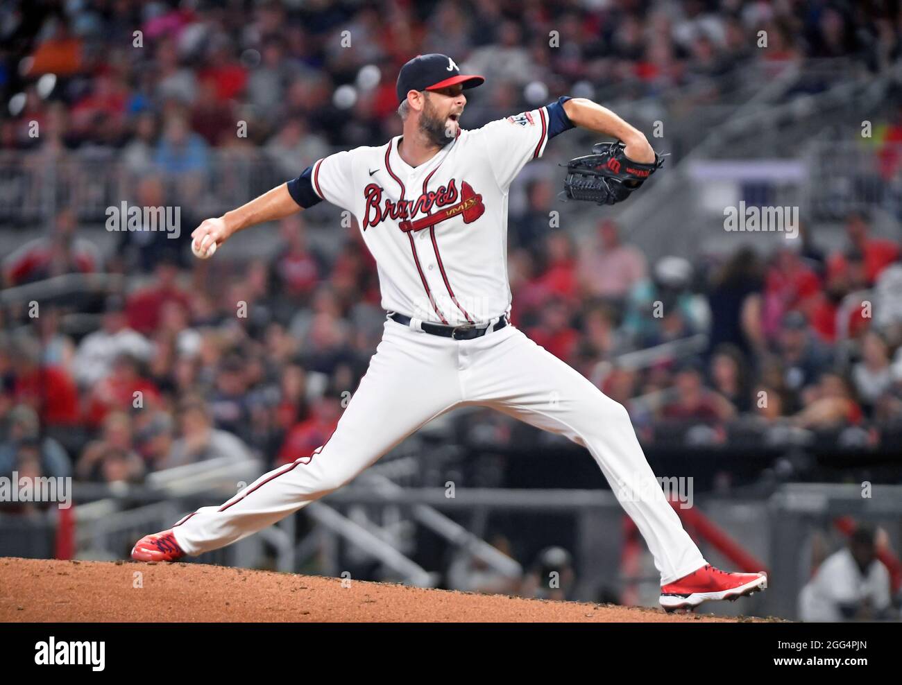 Atlanta, Georgia, Stati Uniti. 28 agosto 2021. Chris Martin, lanciatore di Atlanta Braves, si è presentato in campo durante l'ottavo inning di una partita MLB contro i San Francisco Giants al Truist Park di Atlanta, Georgia. Austin McAfee/CSM/Alamy Live News Foto Stock