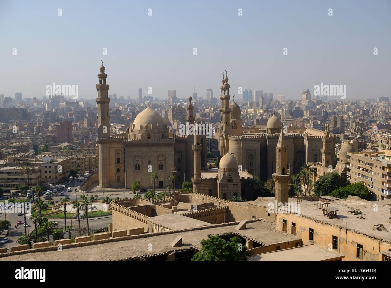 Egitto Cairo - Vista della città alla Moschea Madrassa del Sultano Hassan Foto Stock