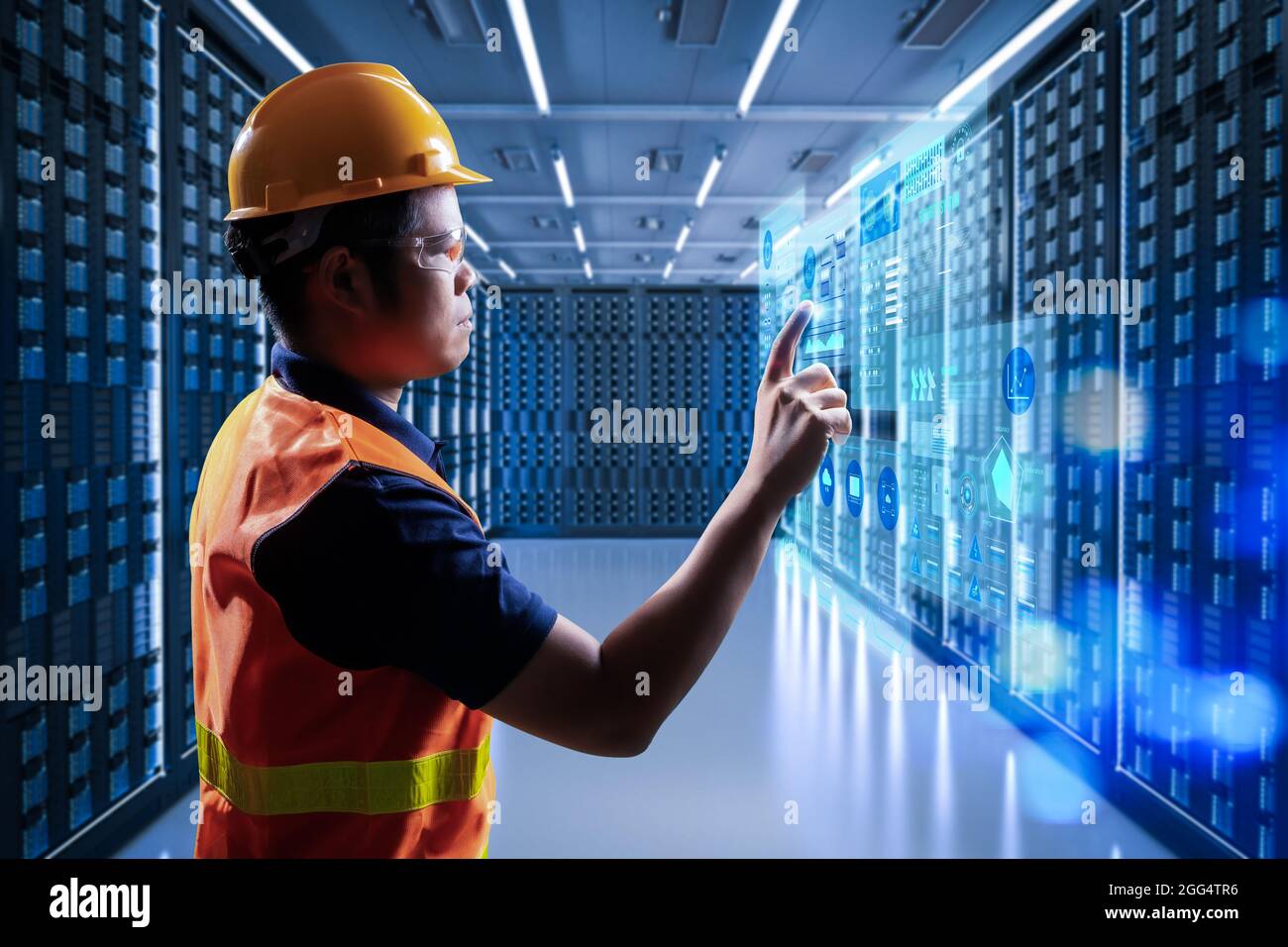 Programmatore o ingegnere con display grafico nella sala server Foto Stock