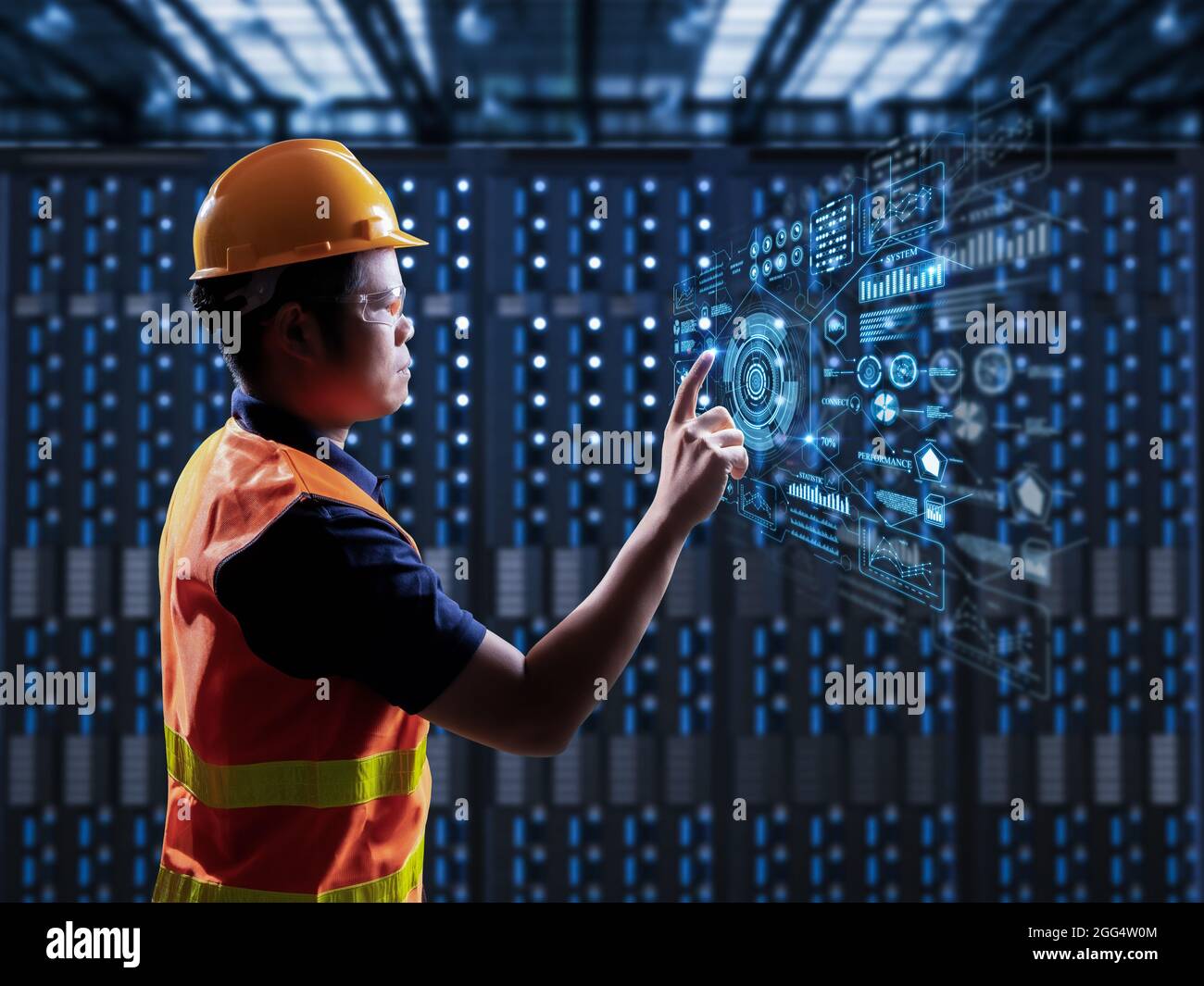 Programmatore o ingegnere con display grafico nella sala server Foto Stock