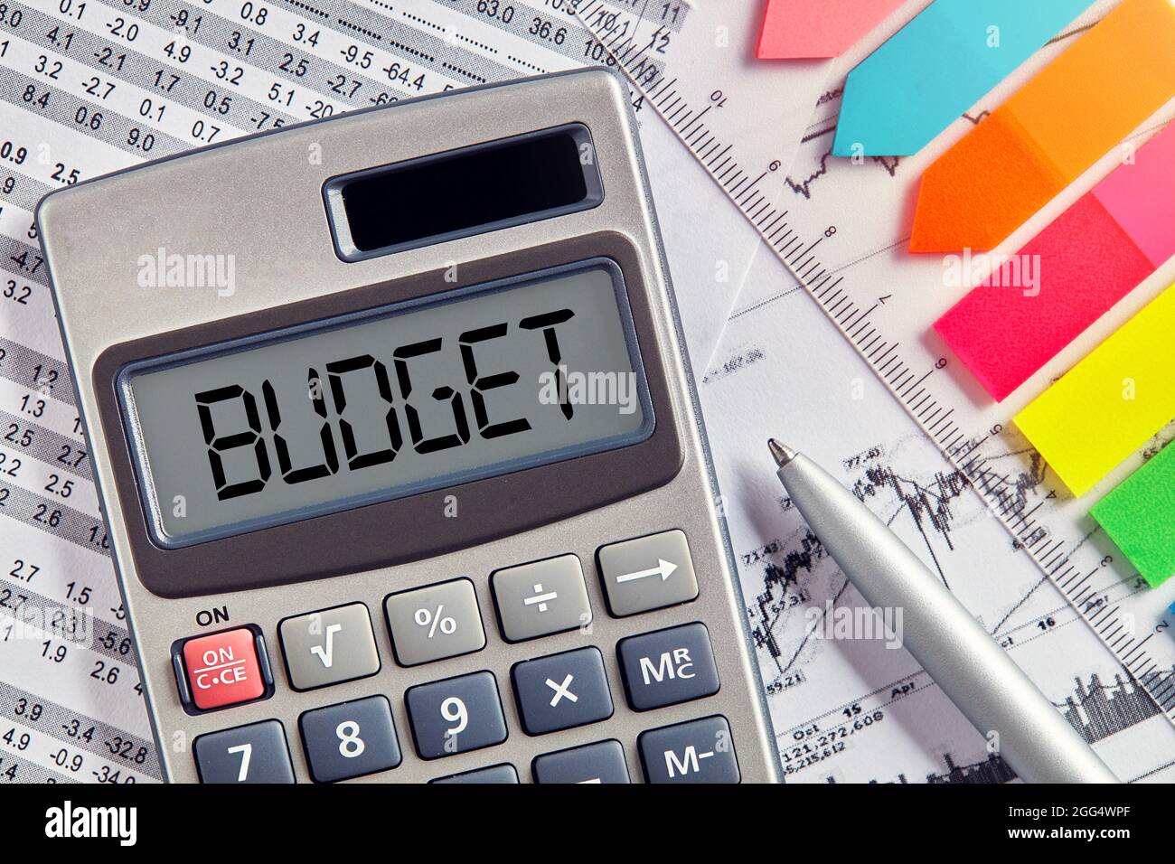 Desktop per ufficio con calcolatrice che visualizza la parola budget. Calcolo del budget, concetto di strategia finanziaria e commerciale. Foto Stock