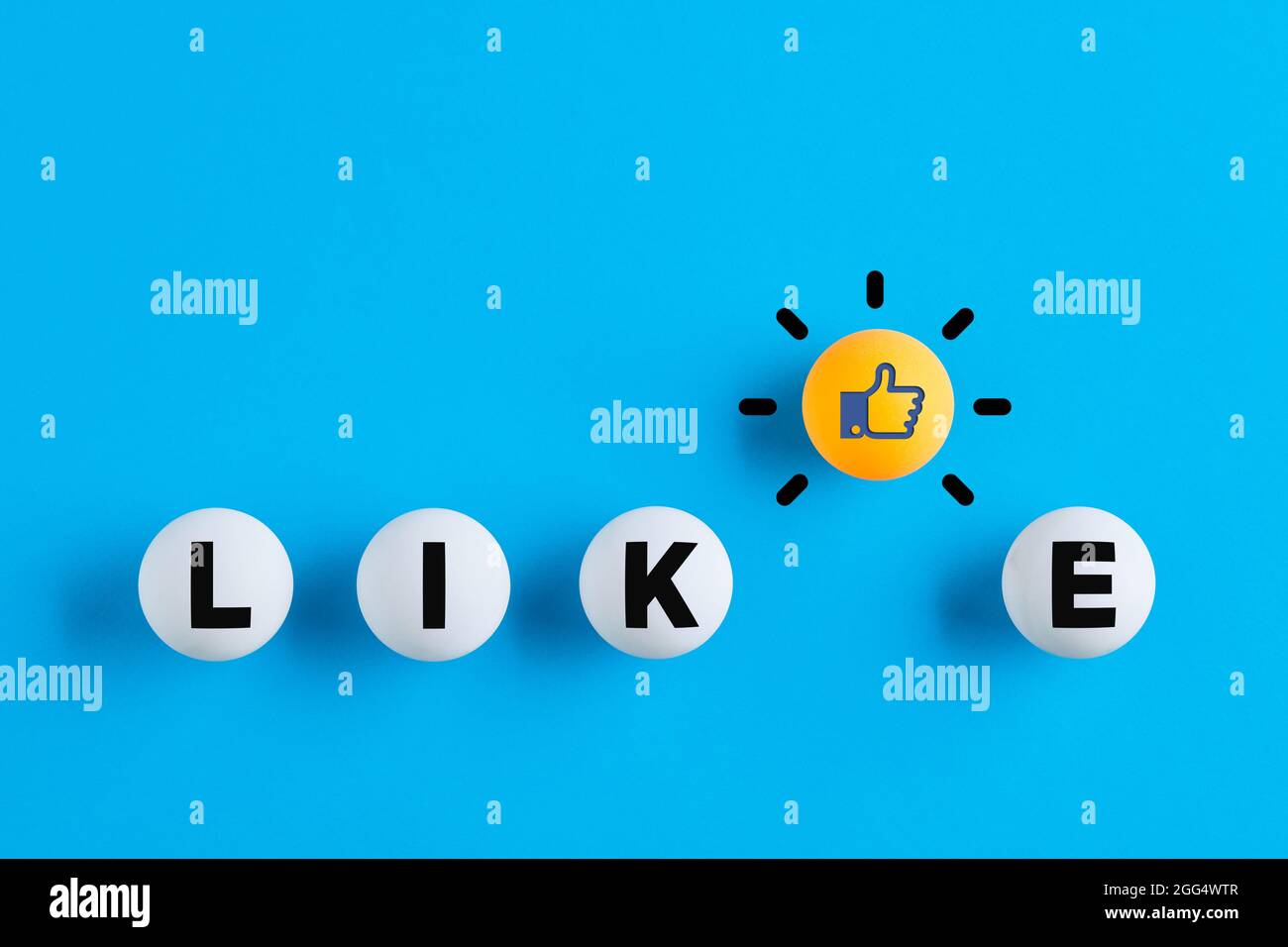 Come icona e la parola come scritto su palle da ping pong. Interazione con i social media, likeability o come noi su Internet concetto. Foto Stock